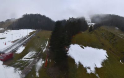 De la neige transportée par camion pour alimenter la station de ski de la Bresse dans les Vosges