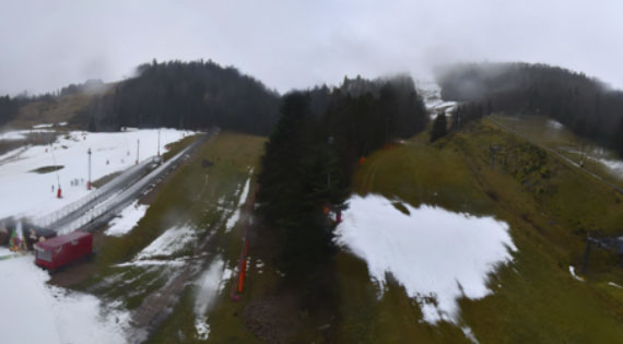 De la neige transportée par camion pour alimenter la station de ski de la Bresse dans les Vosges